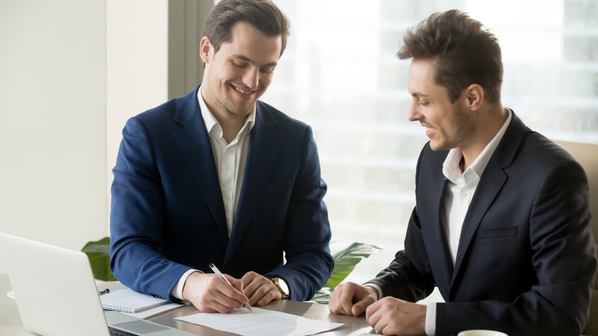 دليل شامل لاختيار مستشار استثماري موثوق للمستثمرين الخليجيين الجدد